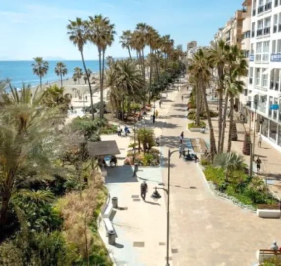 Sale of middle floor apartment in Estepona