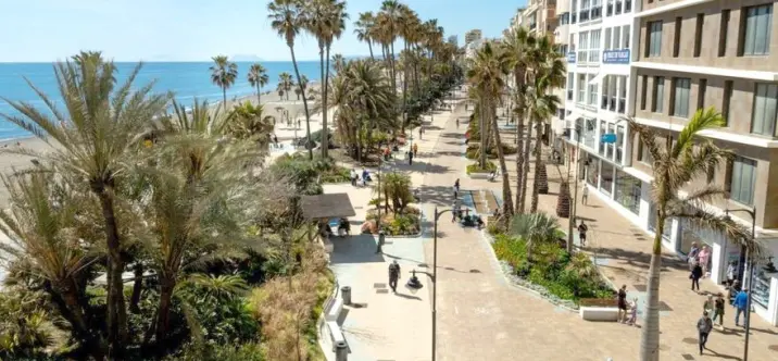 Sale of middle floor apartment in Estepona 1