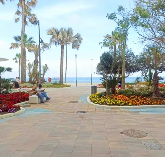 Sale of middle floor apartment in Estepona