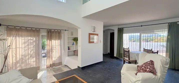 Semi-detached house R5215543 2