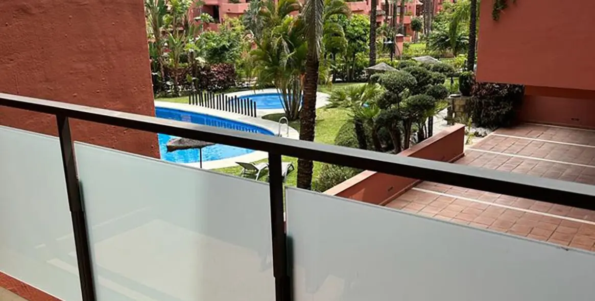 Venta de apartamento en planta media en New Golden Mile 1