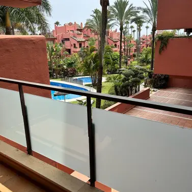 Venta de apartamento en planta media en New Golden Mile