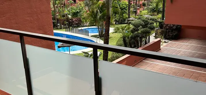 Venta de apartamento en planta media en New Golden Mile 0