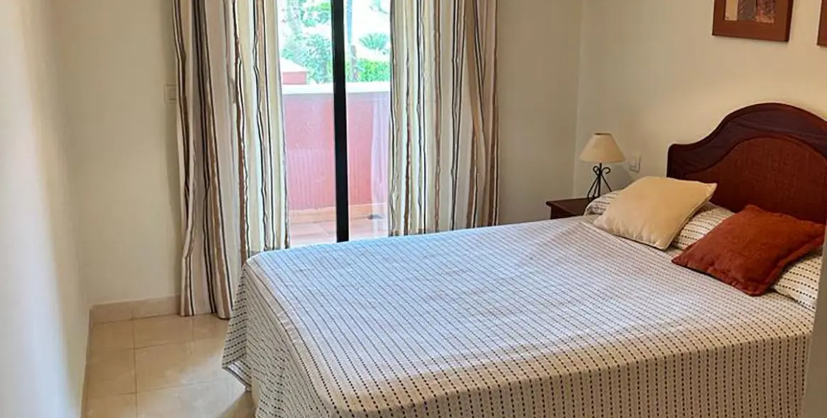 Venta de apartamento en planta media en New Golden Mile 2