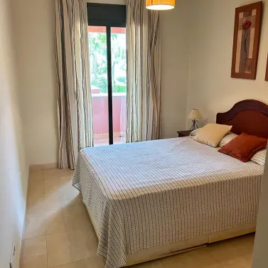 Venta de apartamento en planta media en New Golden Mile