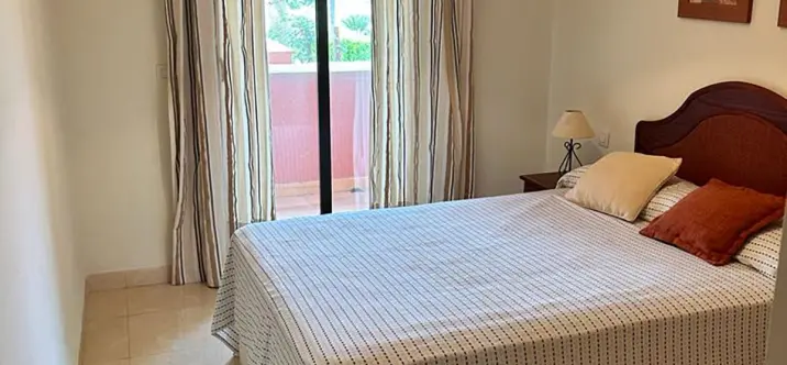 Venta de apartamento en planta media en New Golden Mile 1