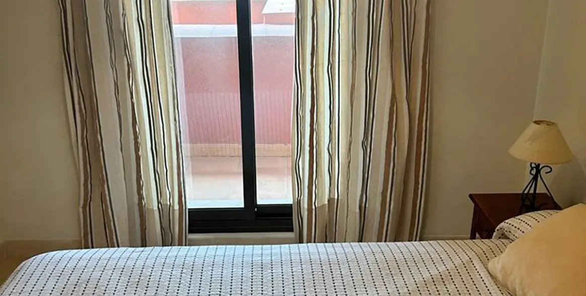 Venta de apartamento en planta media en New Golden Mile 3