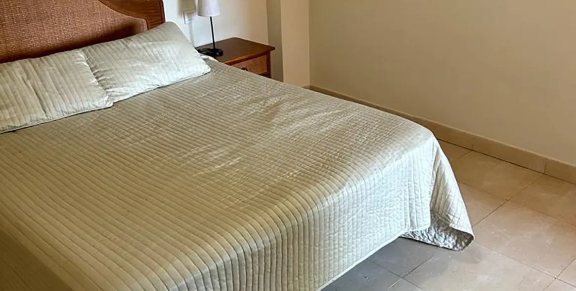 Venta de apartamento en planta media en New Golden Mile 9