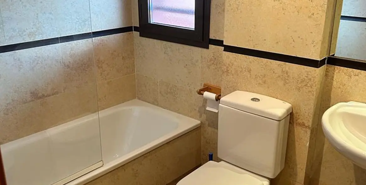 Venta de apartamento en planta media en New Golden Mile 10