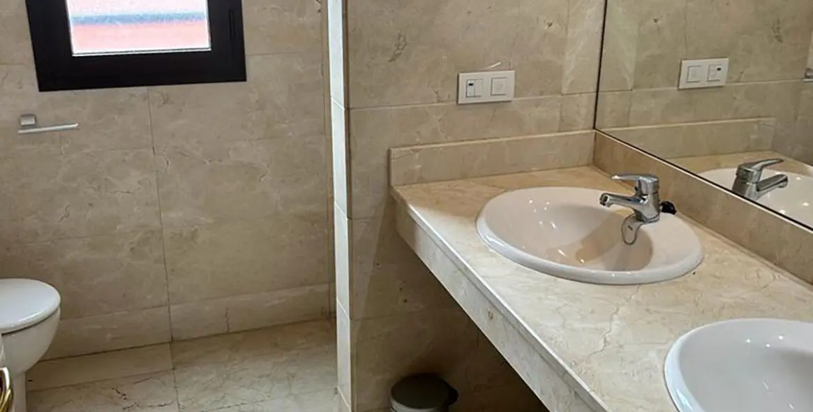 Venta de apartamento en planta media en New Golden Mile 11