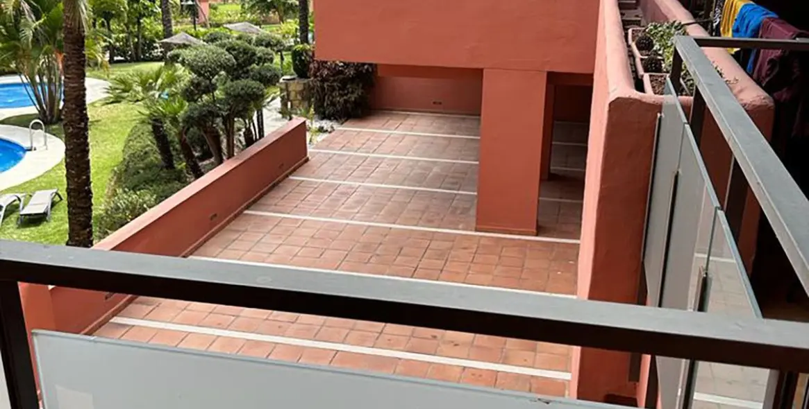 Venta de apartamento en planta media en New Golden Mile 13