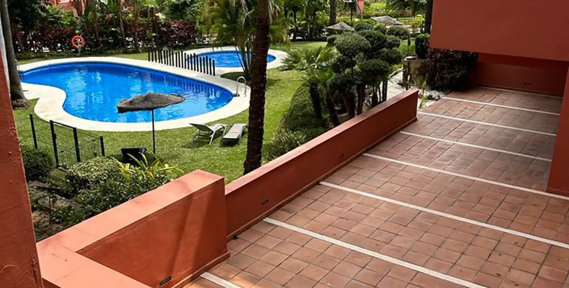 Venta de apartamento en planta media en New Golden Mile 14
