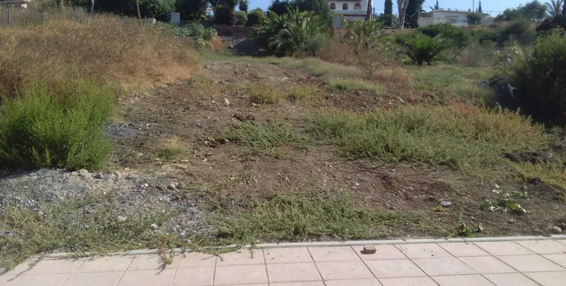 Sale of residential plot in Elviria 3