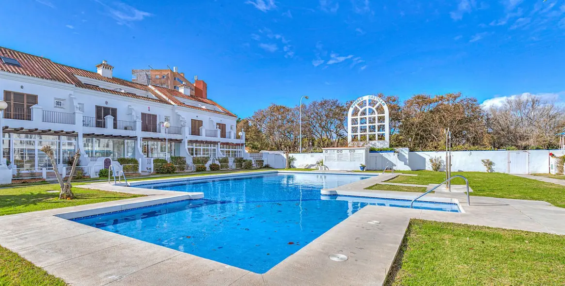 Sale of middle floor apartment in Fuengirola 2