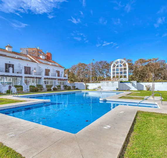 Sale of middle floor apartment in Fuengirola