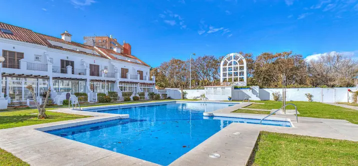 Sale of middle floor apartment in Fuengirola 1