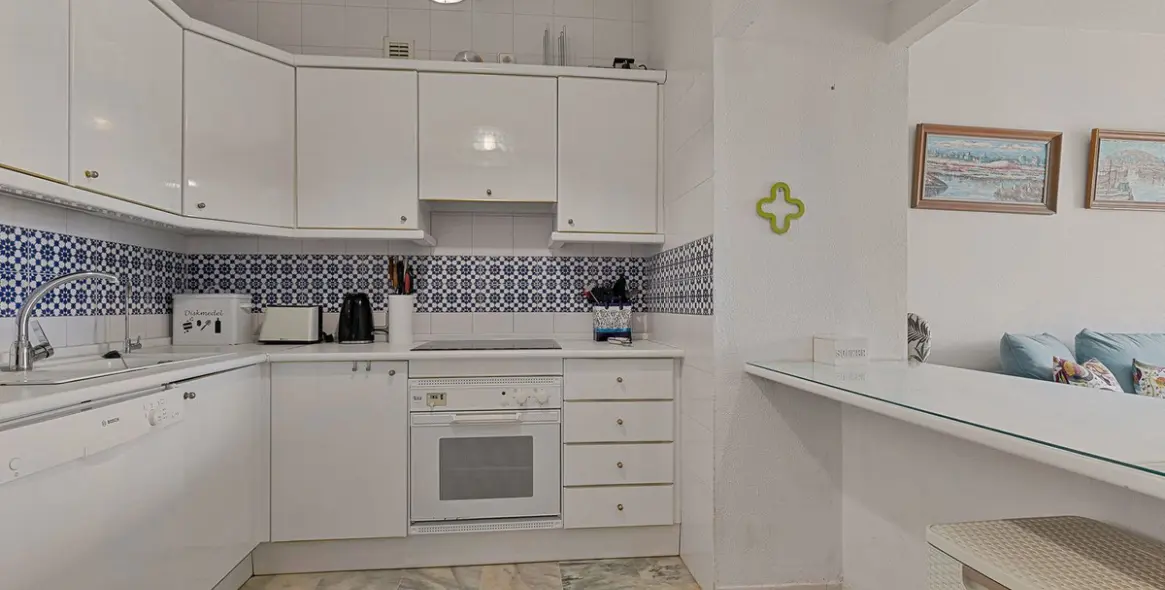 Sale of middle floor apartment in Fuengirola 9