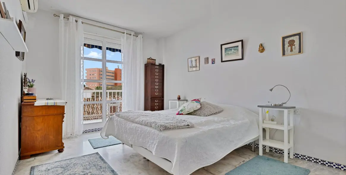 Sale of middle floor apartment in Fuengirola 11