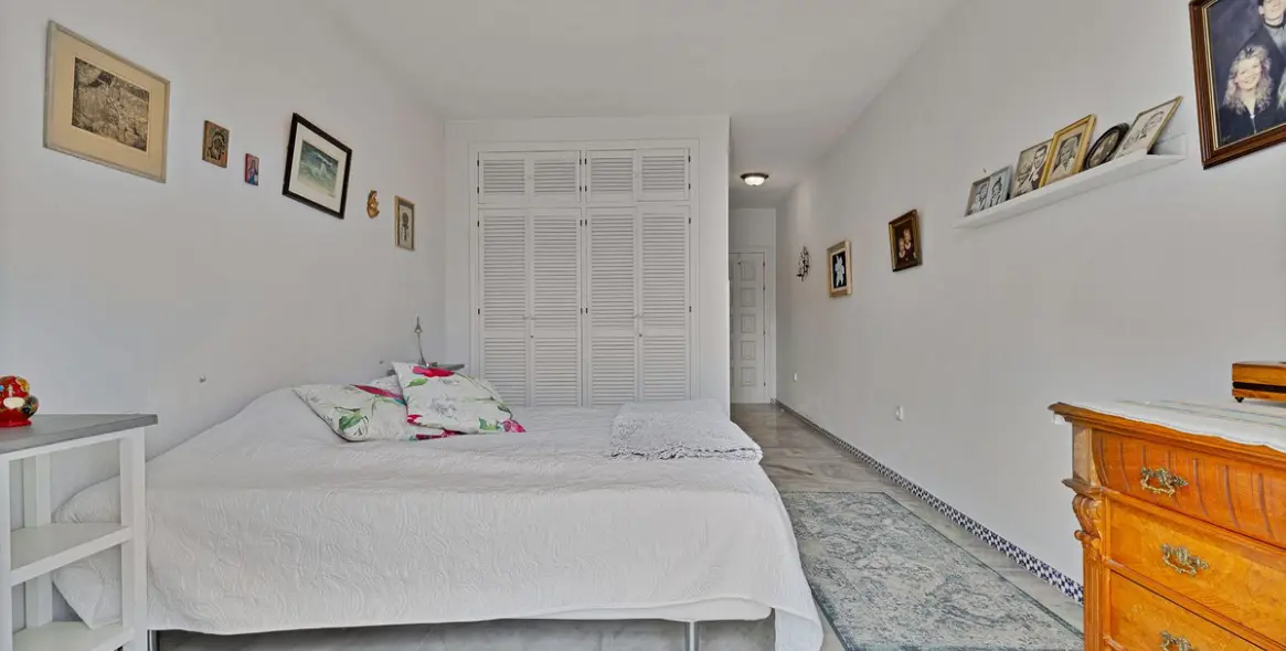 Sale of middle floor apartment in Fuengirola 12