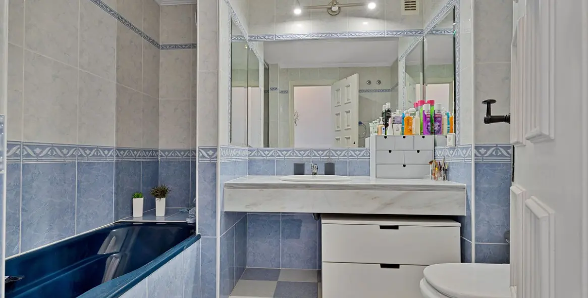 Sale of middle floor apartment in Fuengirola 13