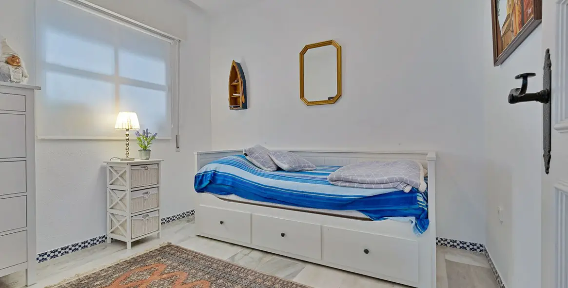 Sale of middle floor apartment in Fuengirola 14