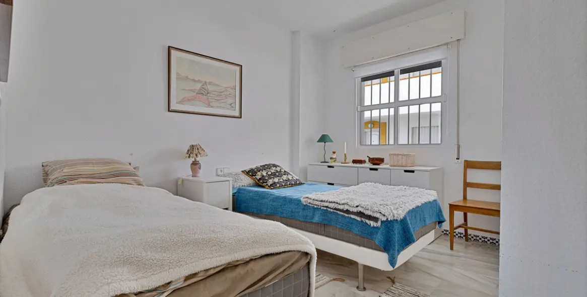 Sale of middle floor apartment in Fuengirola 17