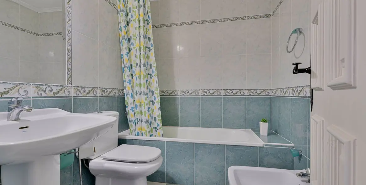 Sale of middle floor apartment in Fuengirola 18