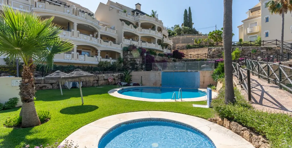 Sale of ground floor apartment in Elviria 2
