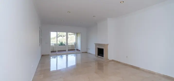 Sale of ground floor apartment in Elviria 3