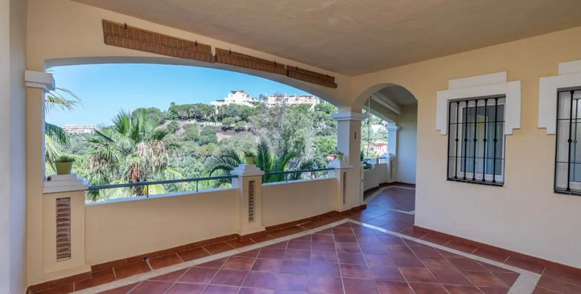 Sale of ground floor apartment in Elviria 6