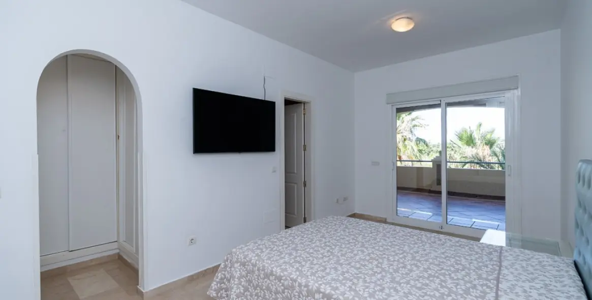 Sale of ground floor apartment in Elviria 11