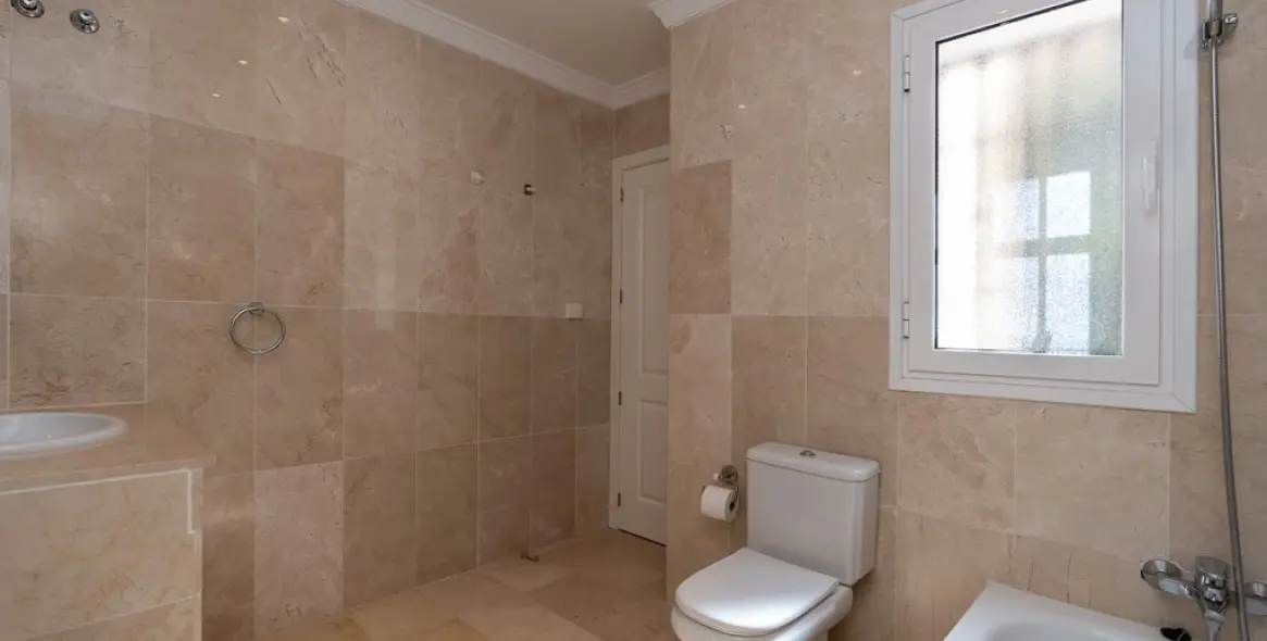 Sale of ground floor apartment in Elviria 13