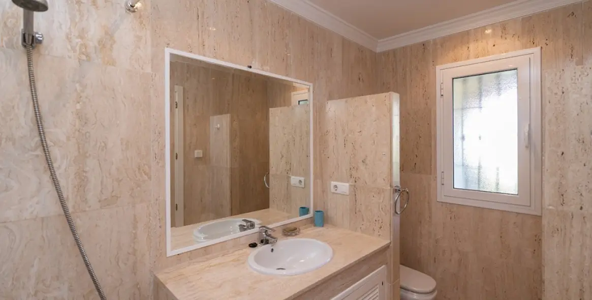 Sale of ground floor apartment in Elviria 16