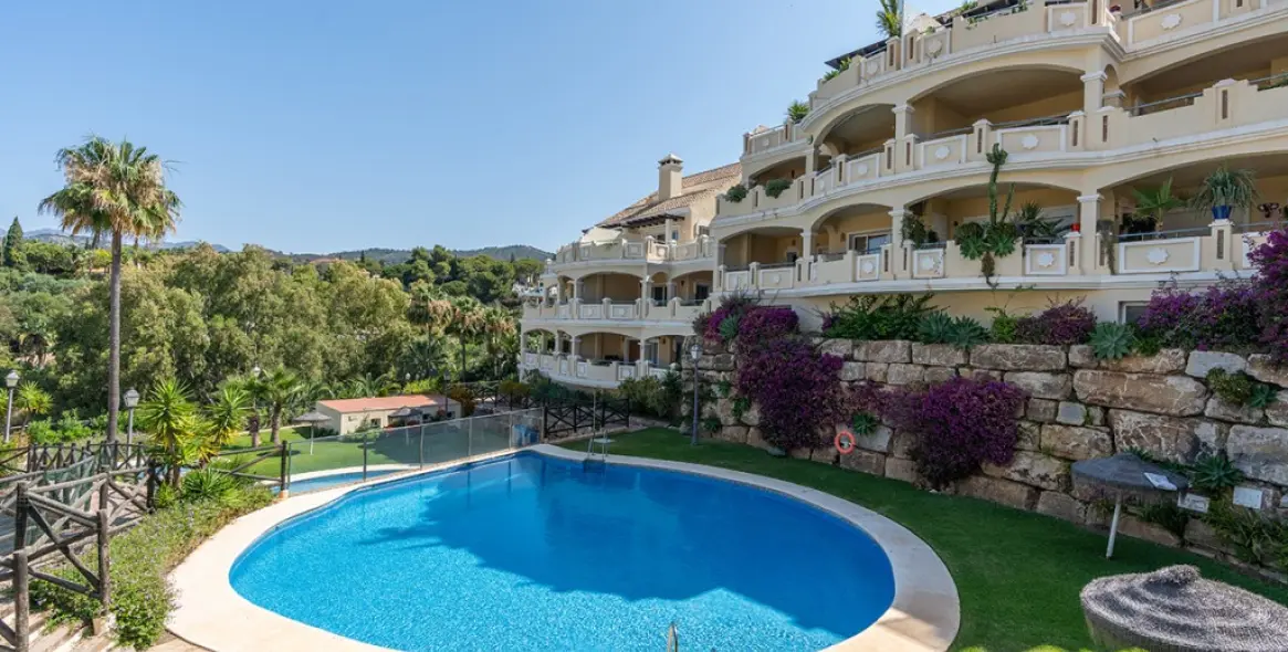 Sale of ground floor apartment in Elviria 18