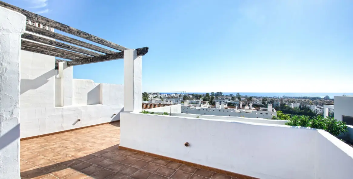 Sale of penthouse in Estepona 1