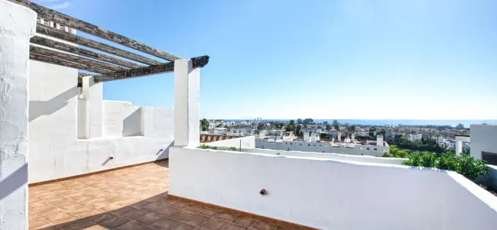 Sale of penthouse in Estepona 0