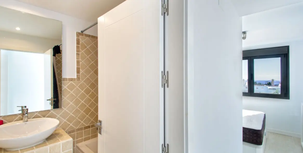 Sale of penthouse in Estepona 14