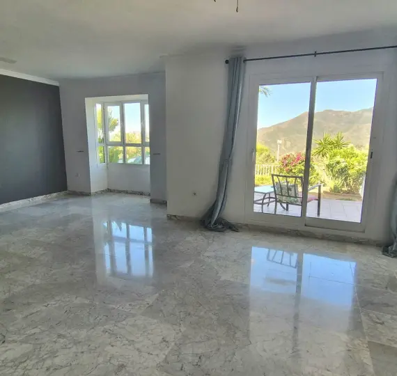 Продажа дома на две семьи в Alhaurin Golf