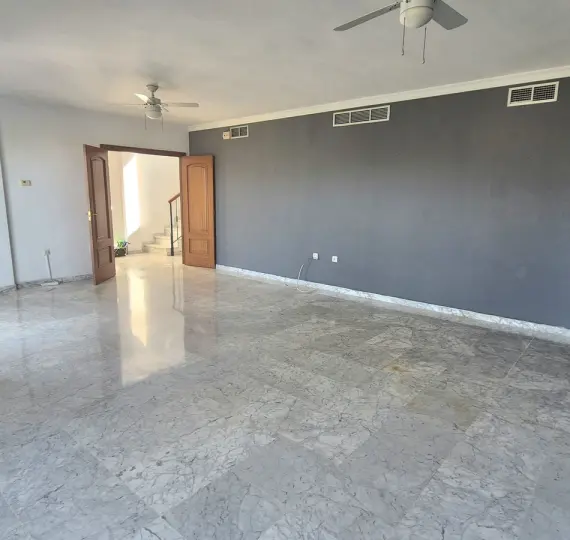 Продажа дома на две семьи в Alhaurin Golf