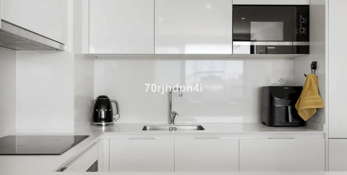 Venta de apartamento en planta media en Estepona 1