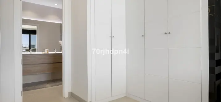 Sale of middle floor apartment in Estepona 1