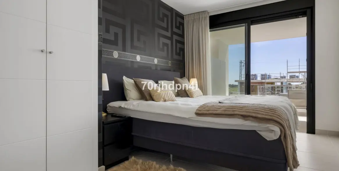 Venta de apartamento en planta media en Estepona 3