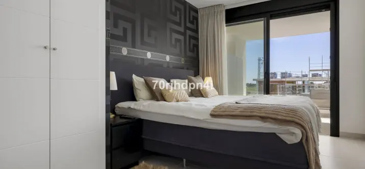 Sale of middle floor apartment in Estepona 2