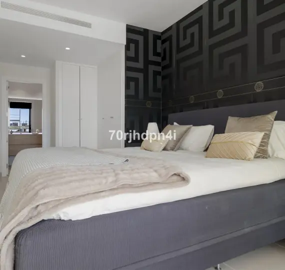 Sale of middle floor apartment in Estepona