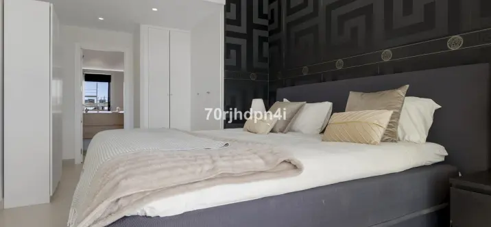 Sale of middle floor apartment in Estepona 4