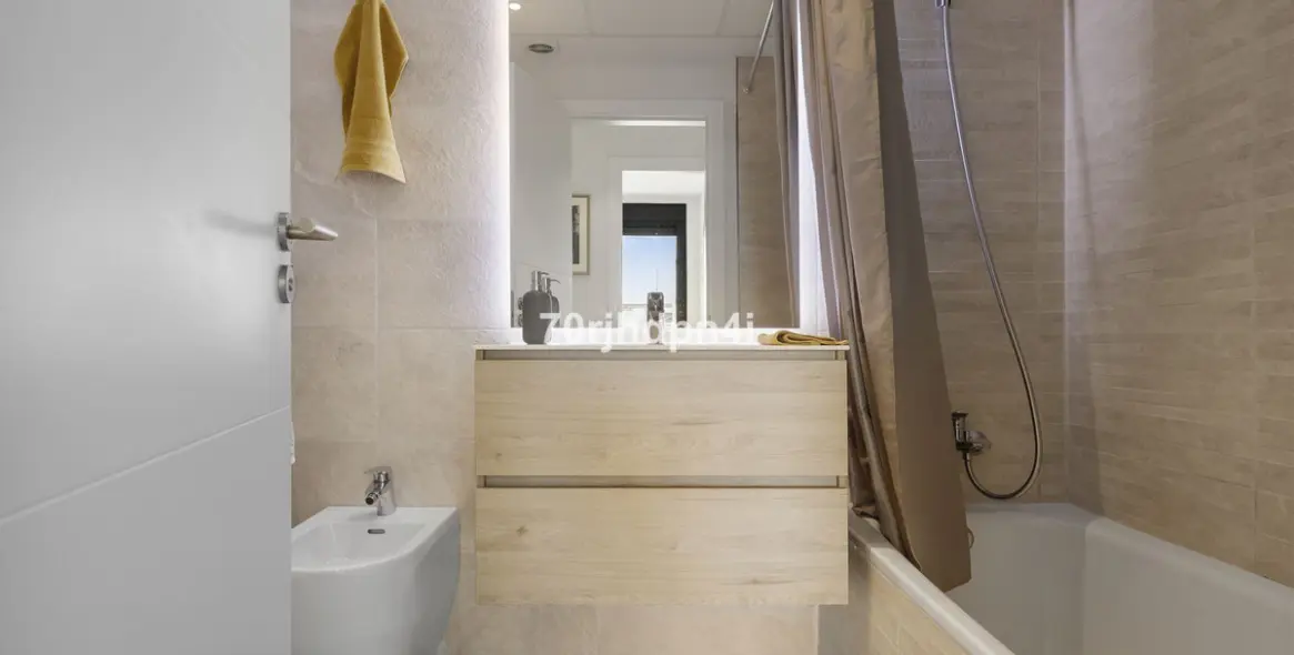 Venta de apartamento en planta media en Estepona 10