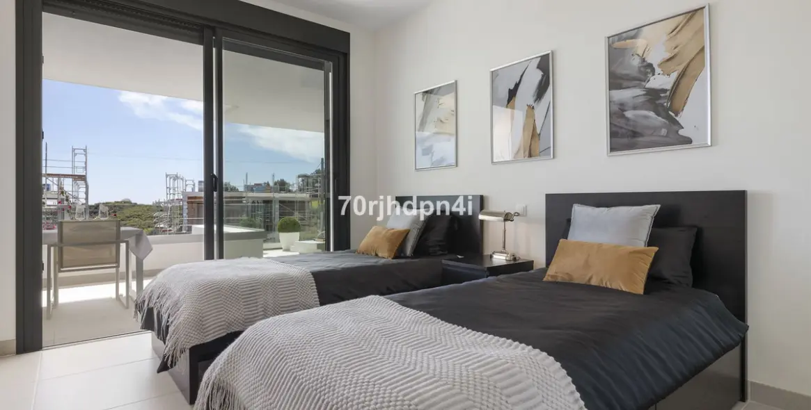 Venta de apartamento en planta media en Estepona 16