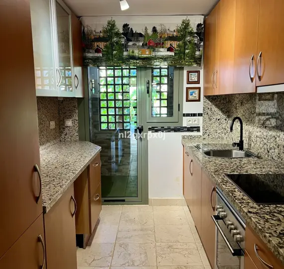 Sale of ground floor apartment in Benahavís