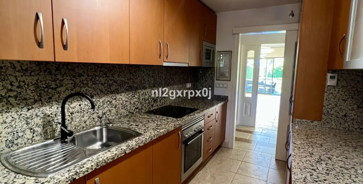 Sale of ground floor apartment in Benahavís 8