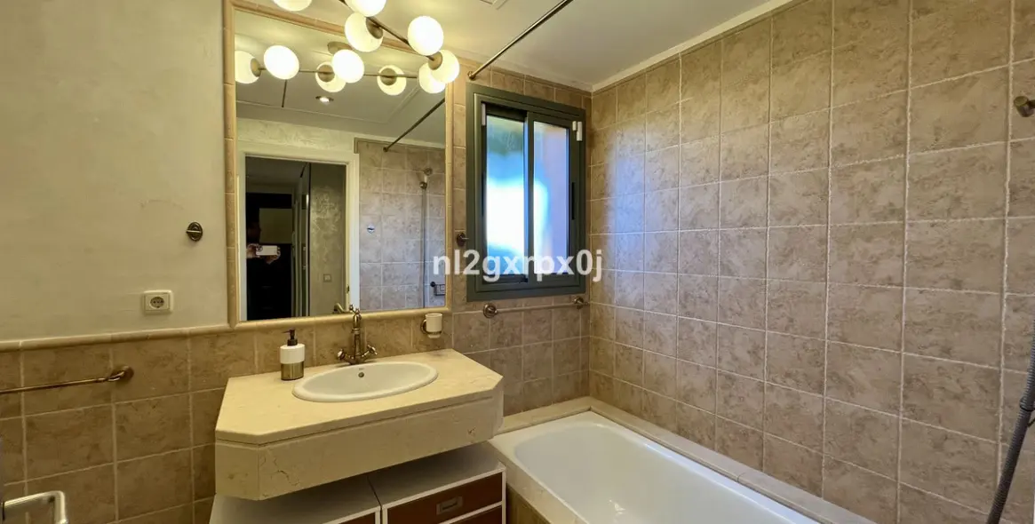 Sale of ground floor apartment in Benahavís 13